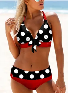 Conjunto de bikini sexy con lunares negros y rojos y detalle de nudo frontal para playa