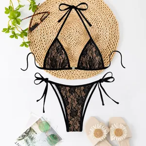 Detailansicht eines eleganten schwarzen Spitzen-Bikini-Sets mit Blumenmuster und Halter-Trägern