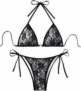 Detaillierte Flachlage eines sexy schwarzen Blumen-Spitzen-Bikini-Sets mit seitlichen Bändern