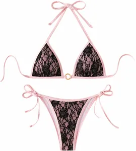 Detailansicht eines pink-schwarzen Spitzen-Bikinis mit feinen floralen Stickerei-Motiven