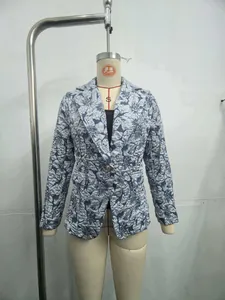 Detalle de una chaqueta de jacquard floral azul y blanca para mujer en un maniquí de estudio.