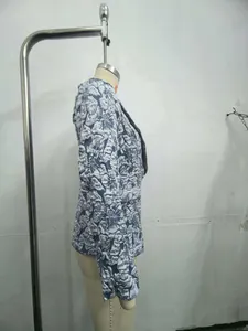 Perfil lateral de una blazer de jacquard floral vintage francesa en maniquí
