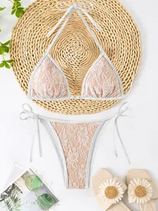 Elegantes weißes Spitzen-Bikini-Set mit Neckholder-Top und verstellbaren Bändern