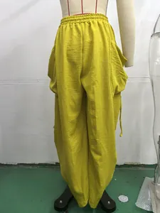 Vista posteriore di pantaloni a lanterna gialli in lino a vita alta con coulisse