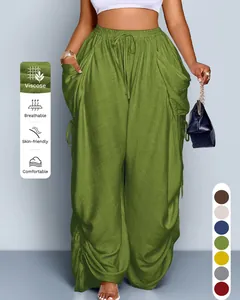 Dettaglio della coulisse e del tessuto traspirante dei pantaloni harem in lino verde oliva