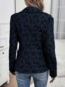 Detalle de la vista posterior de un blazer jacquard floral azul marino vintage