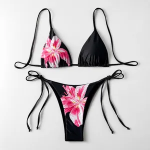 Sexy schwarzes zweiteiliges Bikini-Set mit lebhaftem rosa Lilien-Blumendruck und Bindebändern