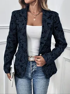 Detalle de un blazer vintage de jacquard azul marino para mujer, corte entallado.