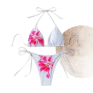 Sexiges weißes Bikini-Set mit leuchtendem pinkfarbenem Lilienprint für Strand und Pool
