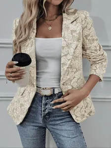 Primer plano de un elegante blazer de jacquard floral beige de estilo vintage francés