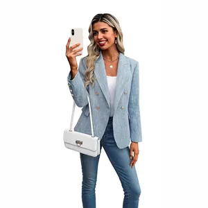 Elegante blazer azul claro texturizado de doble botonadura para mujer estilo urbano