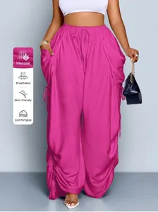 Dettaglio di pantaloni a lanterna fucsia taglie forti in viscosa fresca e traspirante