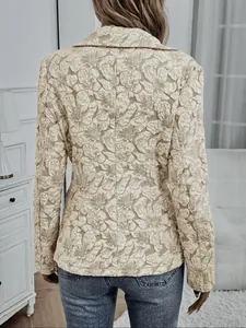 Vista trasera detallada de una chaqueta entallada de jacquard floral vintage francés