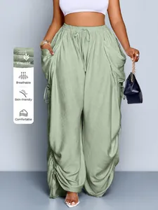 Dettaglio pantaloni harem taglie forti verde salvia con coulisse in vita alta