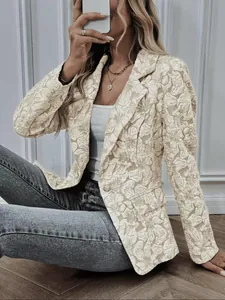 Vista detallada de elegante blazer de jacquard beige vintage francés con patrones florales
