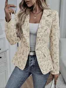 Detalle de la textura floral de jacquard beige en un blazer vintage entallado de mujer