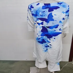 Rückansicht eines Damen-Sets in Weiß mit blauem Schmetterlingsdruck und weiter Hose