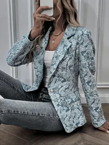 Detalle de una chaqueta blazer jacquard floral vintage francesa con elegante corte slim