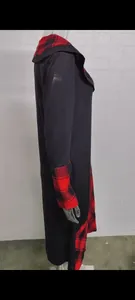 Vista lateral de un vestido negro de manga larga con cuadros rojos en el cuello y los puños