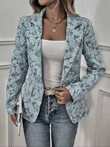 Primer plano de chaqueta blazer jacquard vintage francesa con textura floral en 3D