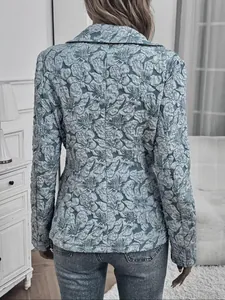 Vista trasera detallada de una chaqueta jacquard retro francesa azul claro para mujer