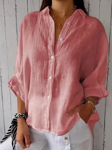 Détail d'une chemise rose en coton et lin respirant avec boutons sur le devant et texture.
