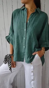 Détail d'une chemise en lin vert foncé respirante pour femmes, vue de face boutonnée