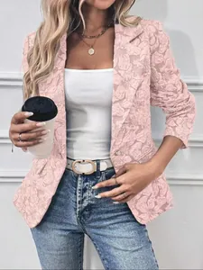 Detalle del blazer de jacquard rosa vintage para mujer con elegante diseño floral