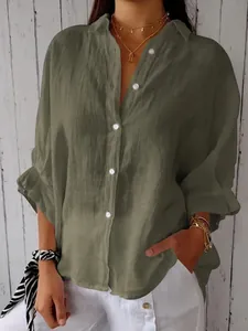 Vue détaillée du chemisier en coton et lin vert olive respirant pour femme