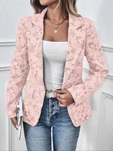 Vista detallada del blazer de jacquard rosa vintage con delicada textura floral