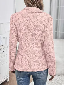 Vista trasera de una elegante chaqueta blazer de jacquard floral rosa con textura