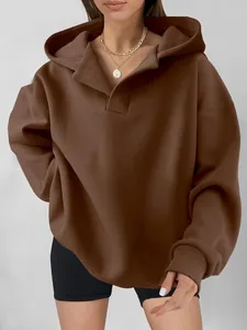 Vorderansicht eines braunen Damen Oversize-Hoodies mit V-Ausschnitt und großer Kapuze