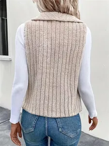 Detailansicht der Rückseite einer stilvollen beigen Fleeceweste für Damen aus weichem Stoff