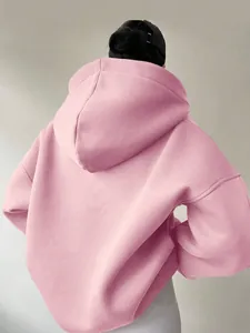 Detaillierte Rückansicht eines rosa Oversize-Sportkapuzenpullovers für Damen mit Kapuze