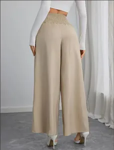 Achteraanzicht van een kaki broek met hoge taille en wijde pijpen met elastiek
