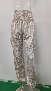 Détail du pantalon taille haute pour femme avec d'élégants imprimés géométriques et floraux.
