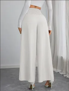 Achteraanzicht van een witte damesbroek met wijde pijpen en hoge elastische taille