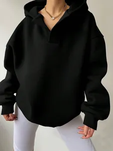 Detailaufnahme eines schwarzen Oversize-Hoodies mit V-Ausschnitt und Rippbündchen.