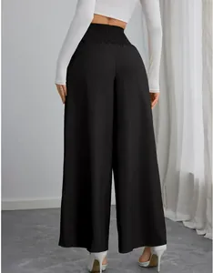 Achteraanzicht van zwarte broek met hoge taille en een gesmokte elastische tailleband