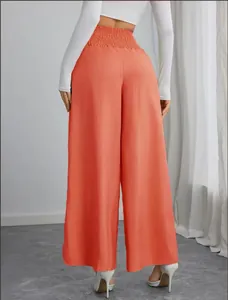 Achteraanzicht van oranje broek met hoge taille en brede pijpen en een elastische taille
