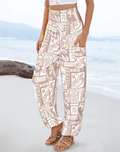 Vue détaillée d'un pantalon sarouel imprimé à taille haute avec taille élastique et poche