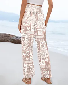 Vue arrière d'un pantalon imprimé bohème à taille haute sur un fond de plage