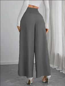 Gedetailleerd achteraanzicht van grijze broek met hoge taille en elastische tailleband