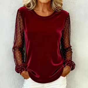 Elegante top de terciopelo burdeos con detalle de mangas largas de encaje de lunares
