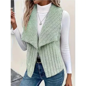 Nahaufnahme einer hellgrünen Teddy-Weste mit weicher Textur und Reverskragen für Damen.