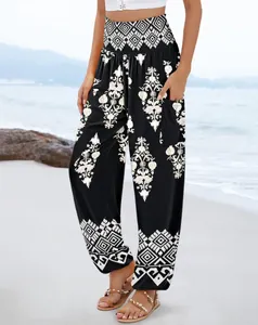 Pantalon sarouel imprimé à taille haute avec taille froncée sur une plage.