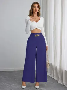 Elegante wijde broek met hoge taille, gouden ketting en elastische tailleband.