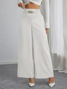 Elegante witte wijde broek met hoge taille en goudkleurige ketting in de taille