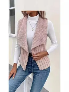 Stilvolle rosa ärmellose Weste aus Lammfellimitat mit großem Revers und Strukturstrick
