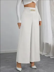 Detail van deze damesbroek met hoge taille en wijde pijpen met gouden kettingdecoratie